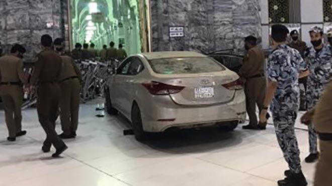 السيارة بعد ارتطامها بأحد أبواب المسجد الحرام