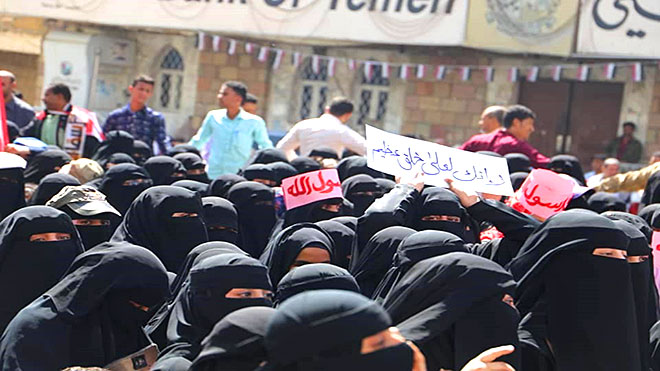 نساء يشاركون بمظاهرة في تعز تندد بالإساءة للنبي صلعم