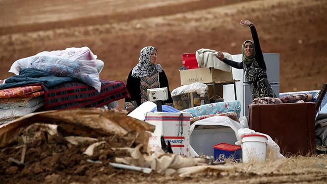 بدو فلسطينيون بجانب ممتلكاتهم بعد أن هدم جنود الاحتلال خيامهم في منطقة شرقي قرية طوباس في الضفة الغربية المحتلة، في 3 نوفمبر، 2020