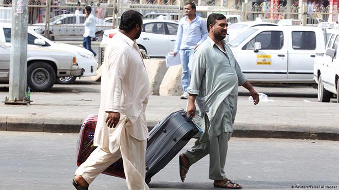 الضرائب على العمال الأجانب في السعودية تجعل الكثيرين منهم يغادرون أعمالهم