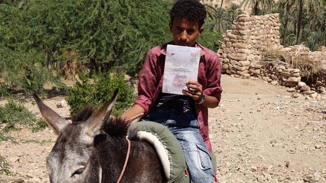 أحمد مازن يقطع مسافة طويلة على حماره إلى المدرسة في منطقة الجمرك