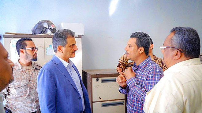 محافظ عدن يوقف مدير عام البريد بعد زيارة مفاجئة