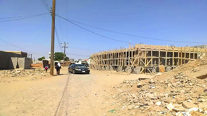 مواطن بلحج يبني منزله وسط خط عام