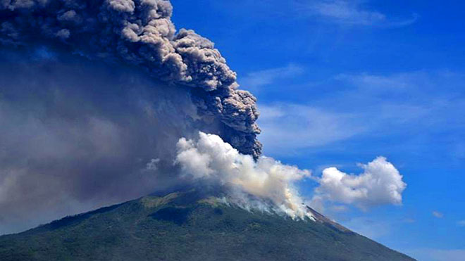 الآلاف يفرون من ثوران بركاني في إندونيسيا والرماد يرتفع إلى 4 آلاف متر