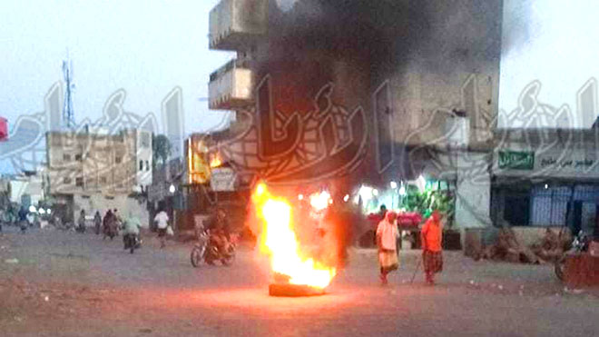 محتجون يحرقون إطارات السيارات و يقطعون الطريق 