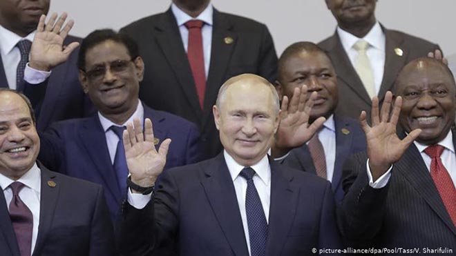 الرئيس الروسي فلاديمير بوتين مع قادة أفارقة خلال القمة الأفريقية الروسية الأولى في سوتشي أكتوبر  2019. 