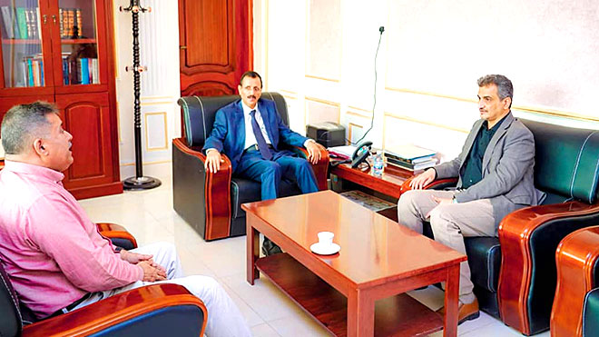 محافظ عدن أحمد لملس خلال لقائه أمس مع النائب العام، د. علي أحمد الأعوش