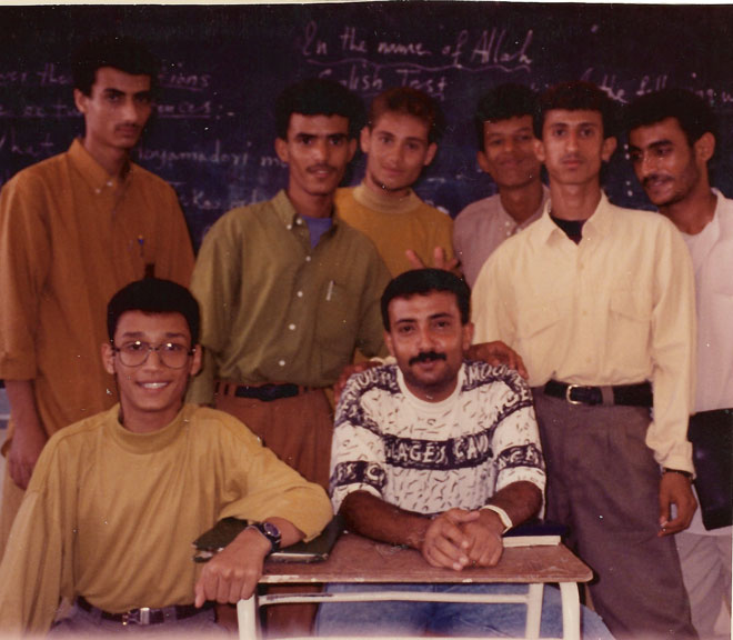 طلاب مع الأستاذ علي جبران