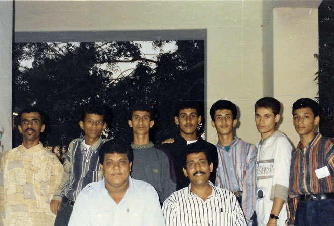 عمر السيد (الأول جلوساً من اليسار) مع طلابه