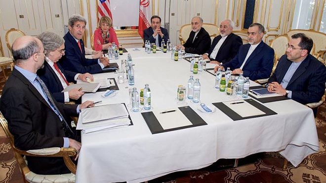 وزيرا خارجيتي الولايات المتحدة وإيران اثناء لقائهما في فيينا عام 2015 ( مالي الأول من اليسار)