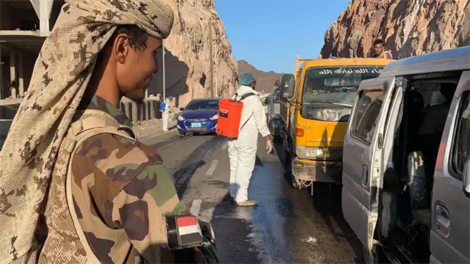 "ثلاث حروب في واحد": نقطة تفتيش خاصة بفيروس كورونا أقامها المجلس الانتقالي الجنوبي، الذي يقاتل من أجل استقلال جنوب اليمن مع اشتباك المتمردين الحوثيين والحكومة في جميع أنحاء البلاد.