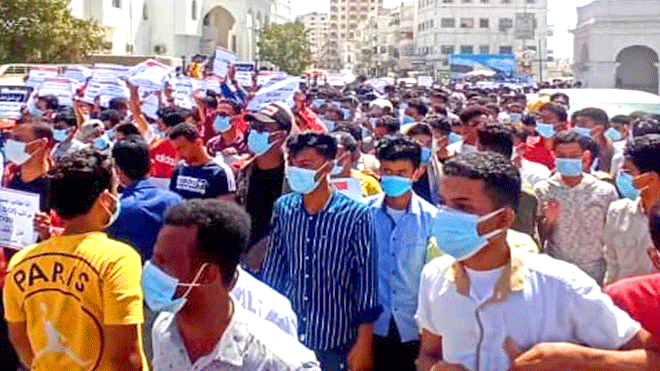 جانب من الاحتجاجات الطلابية أمام مبنى المحافظة