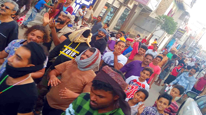 مئات المحتجين يطوفون في شوارع مدينة الشيخ عثمان