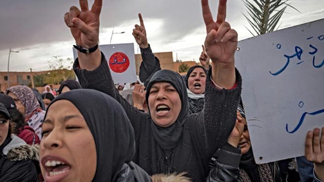 تظاهر نحو أربعة آلاف شخص الخميس ضد القرار الجزائري