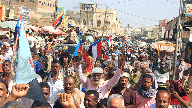 المتظاهرون: السلطة المحلية تفرغت لتغذية وتأجيج الصراعات بين أبناء المحافظة
