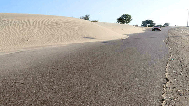 ​تزايد الحوادث بخط عدن أبين بسبب كثبان الرمال