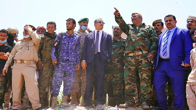 د. ناصر الخُبجي خلال زيارته معسكر اللواء الخامس بلحج