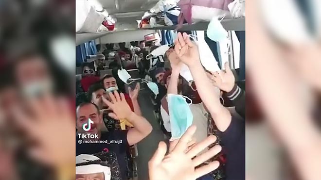 نشر ناشطون في منصات التواصل الاجتماعي مقطع فيديو يوثق مشاهد تظهر لحظة التخلص من الكمامات ورميها على الأرض لعدد من المسافرين اليمنيين بعد مغادرتهم أراضي المملكة العربية السعودية ووصولهم إلى حدود بلدهم