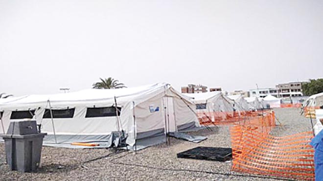 غرف ميدانية تابعة لمركز العلاج لمرضى كورونا التابعة للصليب الأحمر الدولي في باحة مستشفى الجمهورية بعدن