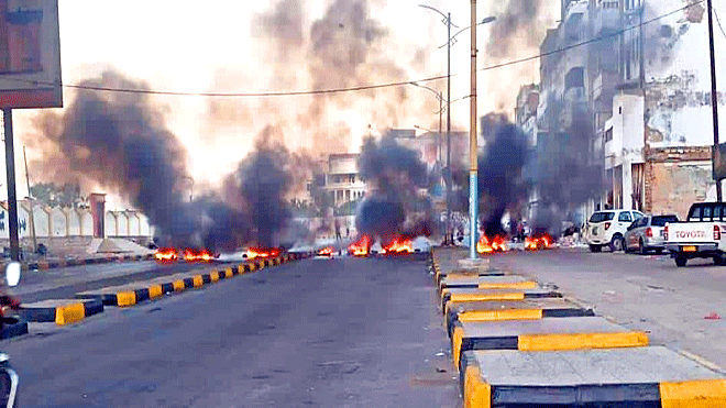 المحتجون يحرقون إطارات السيارات وسط عدد من الشوارع المكلا