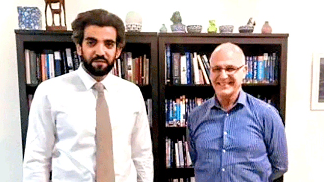 عمرو البيض خلال لقاءه بالسفير البريطاني لدى اليمن مايكل آرون