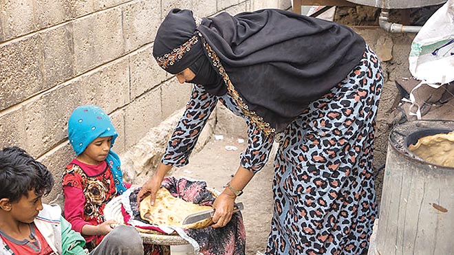 أفراح تقضي ثلاث ساعات لعمل رغيفين من الخبز لأطفالها، مع عدم وجود الغاز وعدم كفاية الطحين