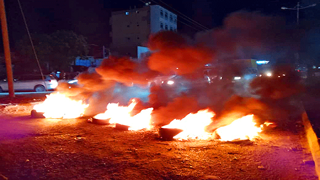 المحتجون يغلقون الطريق بإحراق الإطارات بالشيخ عثمان