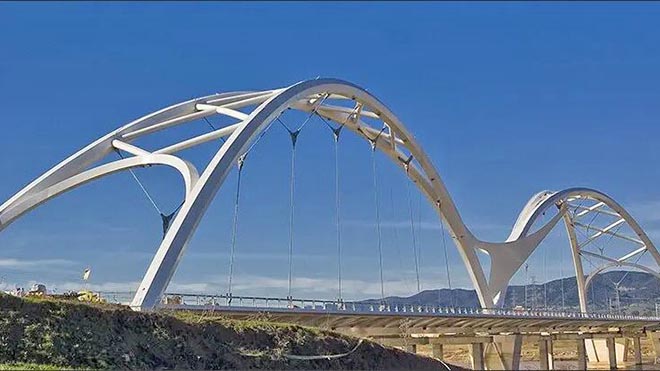 جسر عباس ابن فرناس في اسبانيا ويبلغ طوله 370 مترا بني تكريماً له كأول طيار في العالم