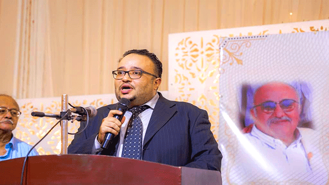 محمد هشام باشراحيل مدير تحرير «الأيام» خلال إلقائه الكلمة في التكريم