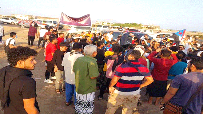 محتجين أمام مقر التحالف في عدن للمطالبة بالخدمات
