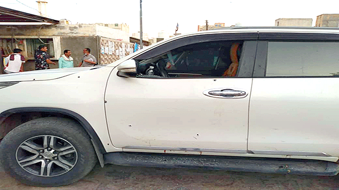 سيارة تابعة لمنظمة أوكسفام الدولية عند موقع الهجوم المسلح