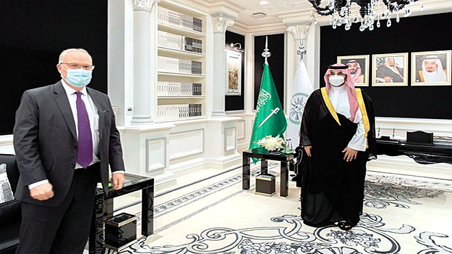 نائب وزير الدفاع السعودي خالد بن سلمان مع المبعوث الأمريكي الخاص إلى اليمن تيم ليندركينج