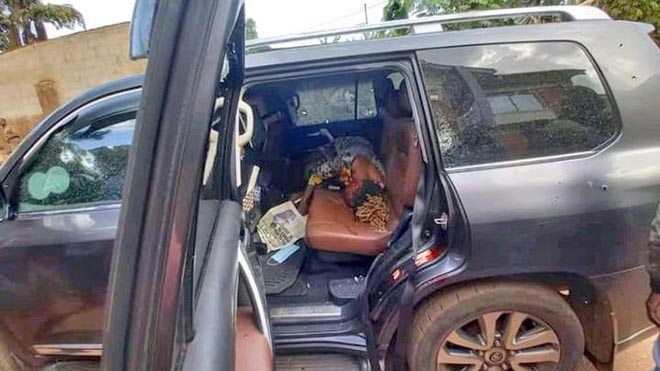 ابنة الوزير الأوغندي مضرجة بدمائه داخل السيارة