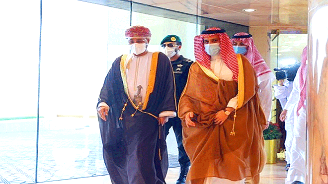 وزير الخارجية العماني بدر البوسعيدي و نظيره السعودي فيصل بن فرحان