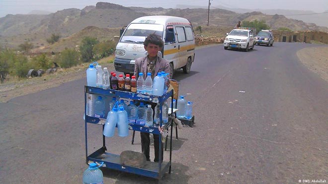 أحمد القرماني يبيع الماء في مدخل صنعاء - DW