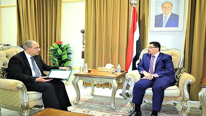 وزير الخارجية وشؤون المغتربين اليمني، أحمد عوض بن مبارك مع سفير جمهورية مصر العربية أحمد فاروق