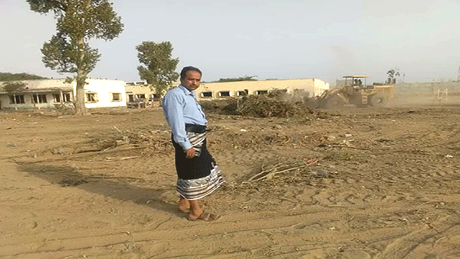 مدير عام المكتب د. وضاح المحوري يقف أمام مكتب التربية بزنجبار
