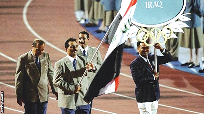 رائد احمد وهو يحمل العلم العراقي اثناء حفل افتتاح اولمبياد اتلانتا