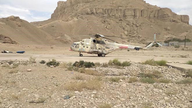 المروحية العسكرية بعد هبوطها بجوار الحادث
