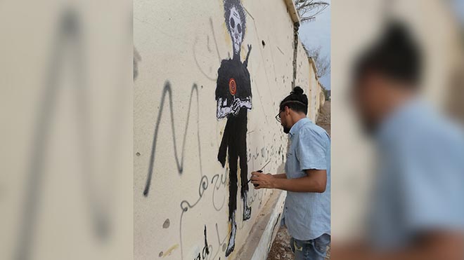 خط الفنانان زهير درهم ومراد سبيع جدارية على سور فندق كورال في العاصمة عدن