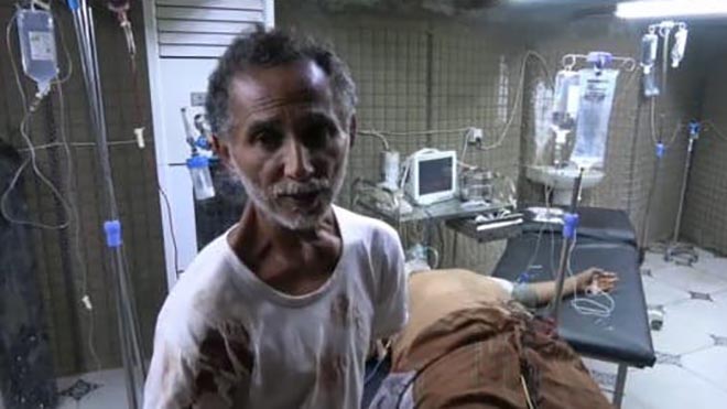 علي عبدالله في المستشفى حيث يتم إسعاف ابنه هيثم