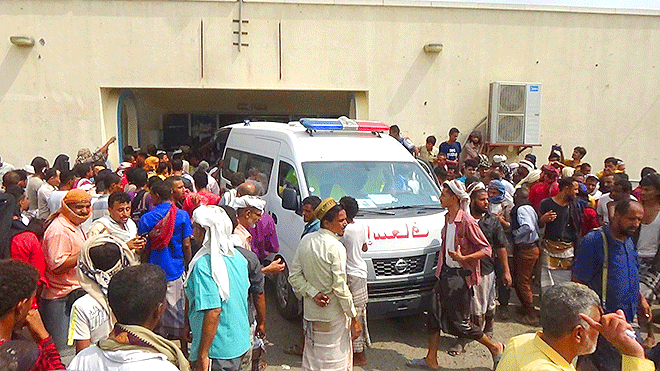 سيارات الإسعاف وحالة هلع للمواطنين عند بوابة مستشفى ابن خلدون