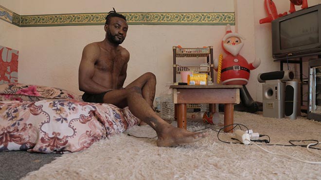 مارك وليام مهاجر نيجيري في مأوى البيت الآمن في بني وليد ، ليبيا