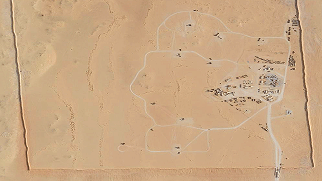 صورة فضائية تظهر عددا من بطاريات "باتريوت" ومنظومة دفاعية من طراز "ثاد" تابعة للجيش الأمريكي في قاعدة الأمير سلطان الجوية