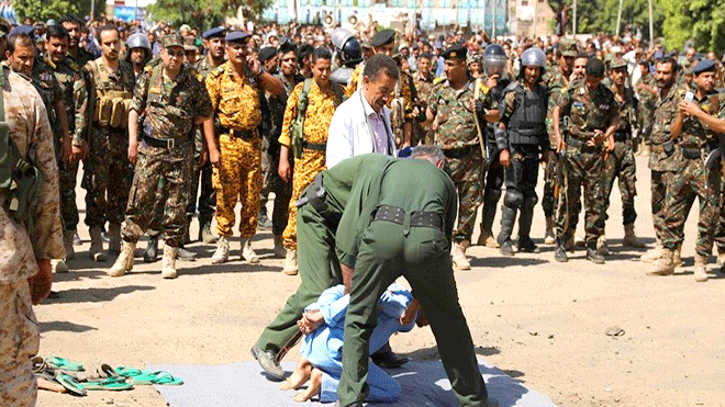 تنفيد حكم الإعدام في ميدان التحرير وسط صنعاء بحضور حشدا من الناس