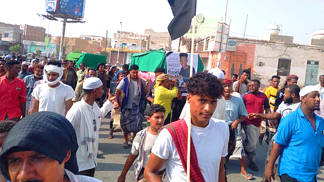 المحتجين رافعين الحداد السوداء خلال مراسيم التشيع