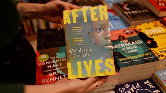 أحدث مؤلفات عبد الرزاق قرنح في إحدى مكتبات لندن بعد إعلان فوزه بالجائزة العالمية (أ ف ب)