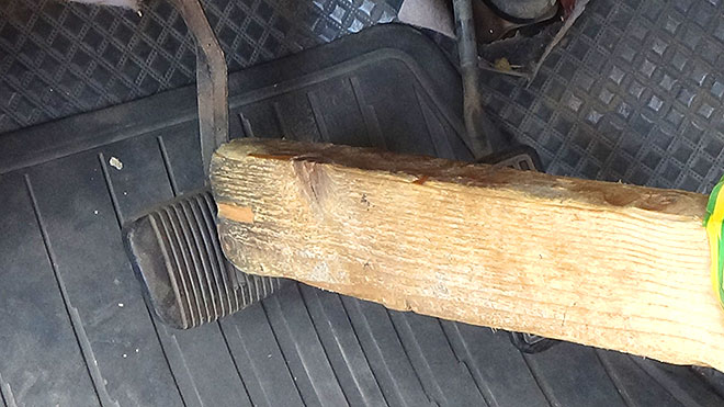قطعة الخشب الذي يستخدمها "ياسر" لقيادة السيارة