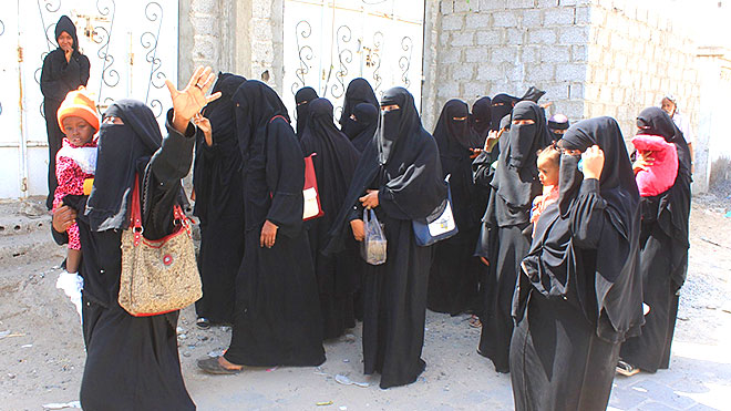 نساء حوطة لحج يحتجون أمام مبنى السلطة المحلية
