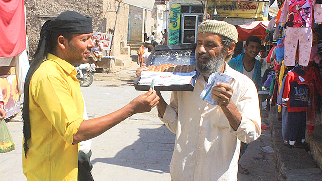 العم محمود يبيع أنواع الكعك في السوق